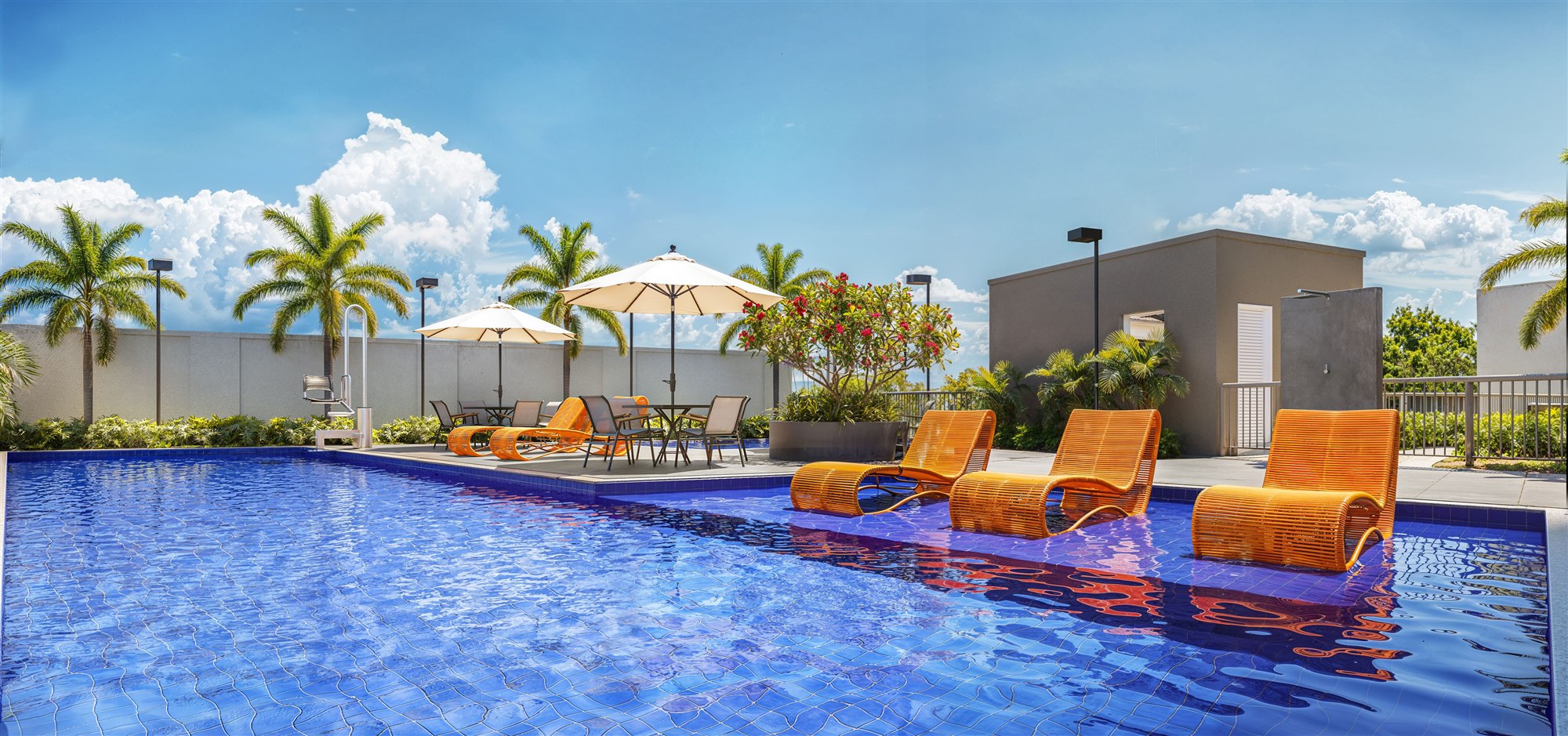Piscina para adultos com deck molhado do Vibes Residence